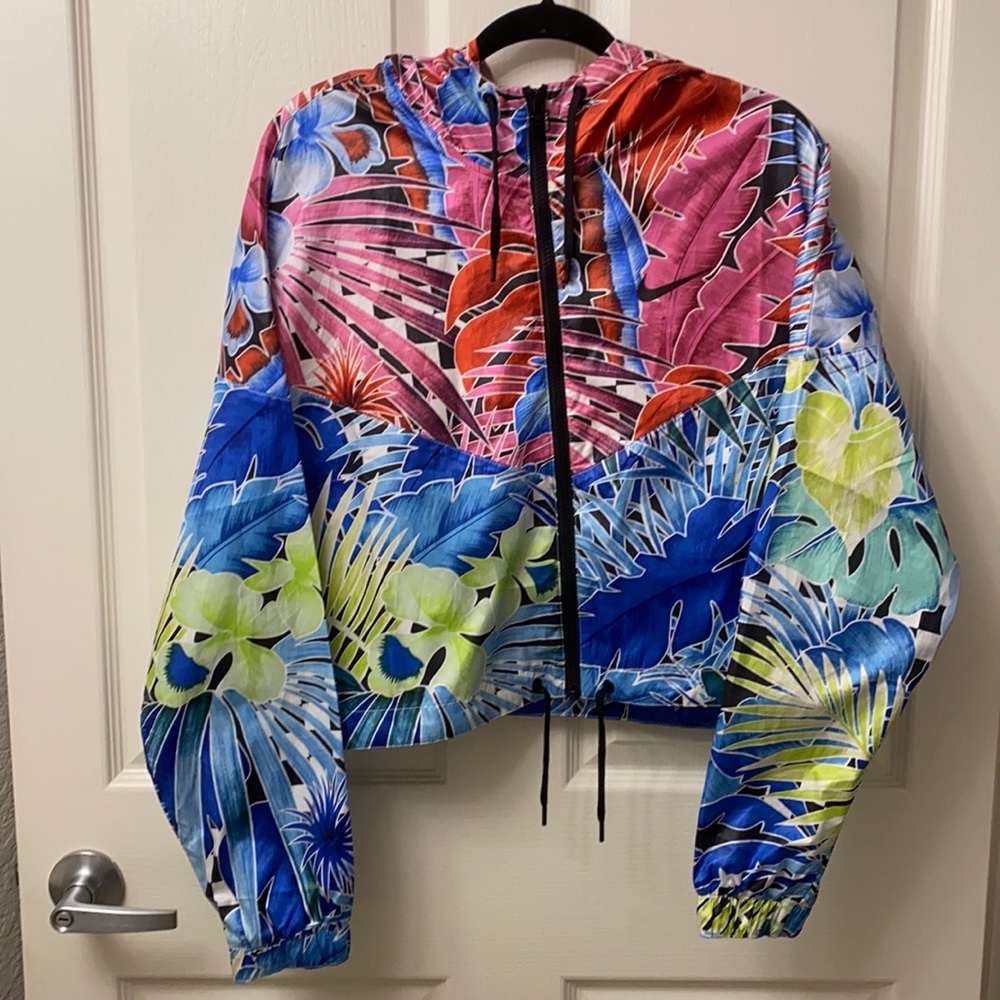 Nike Windrunner Cropped Hooded Windbreaker in Tropical Floral Print - L